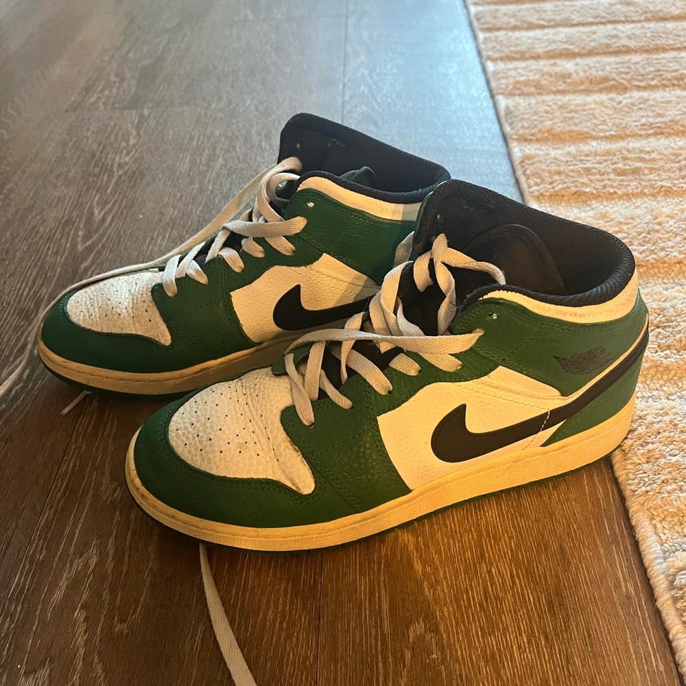 Air Jordan 1 Mid GS ‘Pine Green’ Size 7Y, women’s 8.5-9!